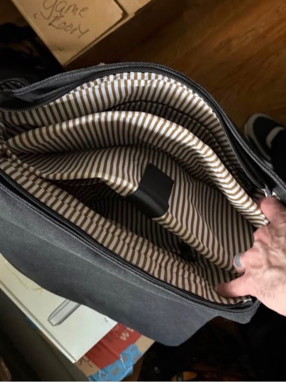 Source Unknown Black Laptop Messenger Bag with Cream & Brown Striped Lining